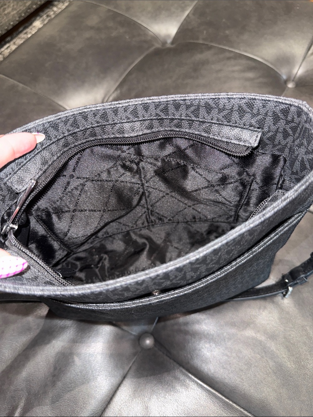 Michael Kors Jet Set Travel Messenger Bag Black with Crossbody Straps - Picture 7 of 8